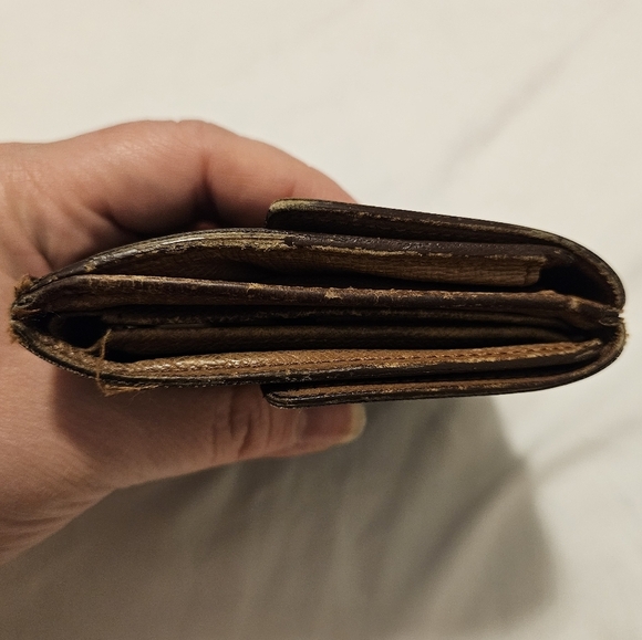 Louis Vuitton Classic Monogram Bi-fold Wallet - Picture 11 of 13